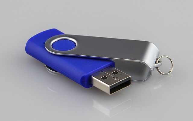 Foto van een blauwe USB-stick.